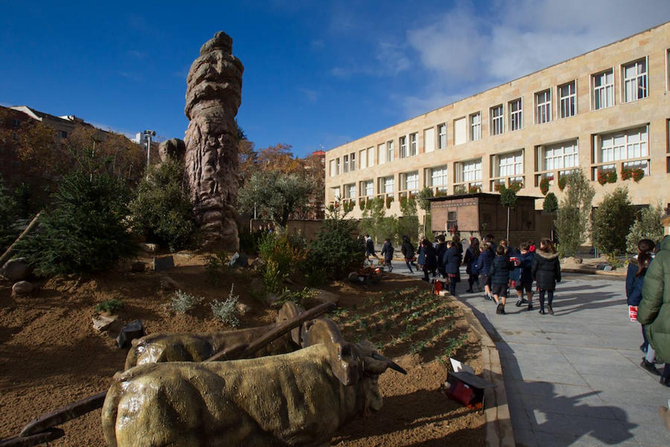 La alcaldesa de la capital riojana, Concepción Gamarra, ha felicitado hoy la Navidad a los logroñeses en la inauguración del Belén monumental situado en la plaza del Consistorio en la que han participado 220 niños de los colegios Compañía de María, San Francisco, Duquesa de la Victoria y Adoratrices, acompañados por la Banda de Música de Logroño.