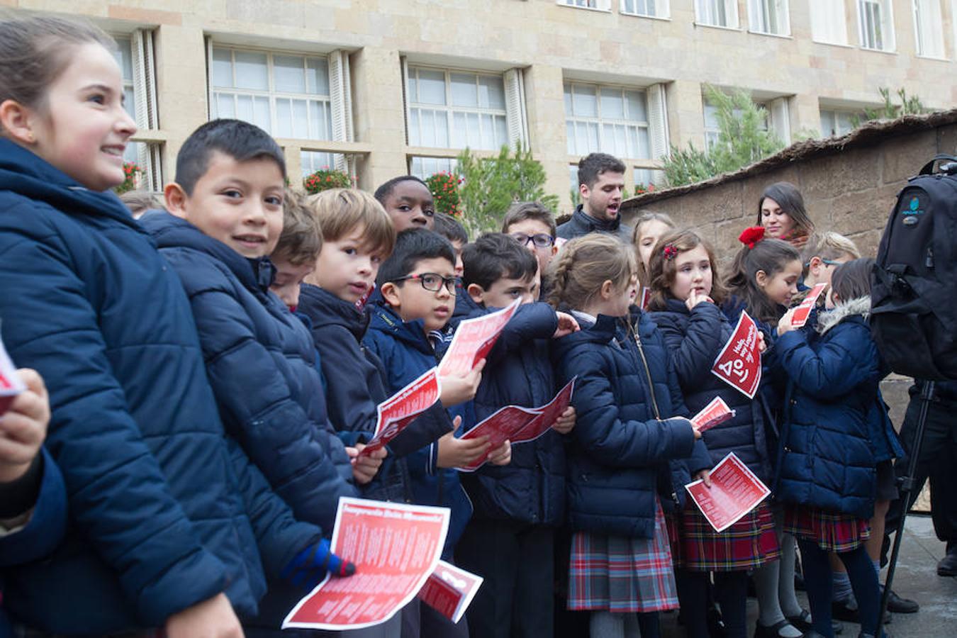 La alcaldesa de la capital riojana, Concepción Gamarra, ha felicitado hoy la Navidad a los logroñeses en la inauguración del Belén monumental situado en la plaza del Consistorio en la que han participado 220 niños de los colegios Compañía de María, San Francisco, Duquesa de la Victoria y Adoratrices, acompañados por la Banda de Música de Logroño.