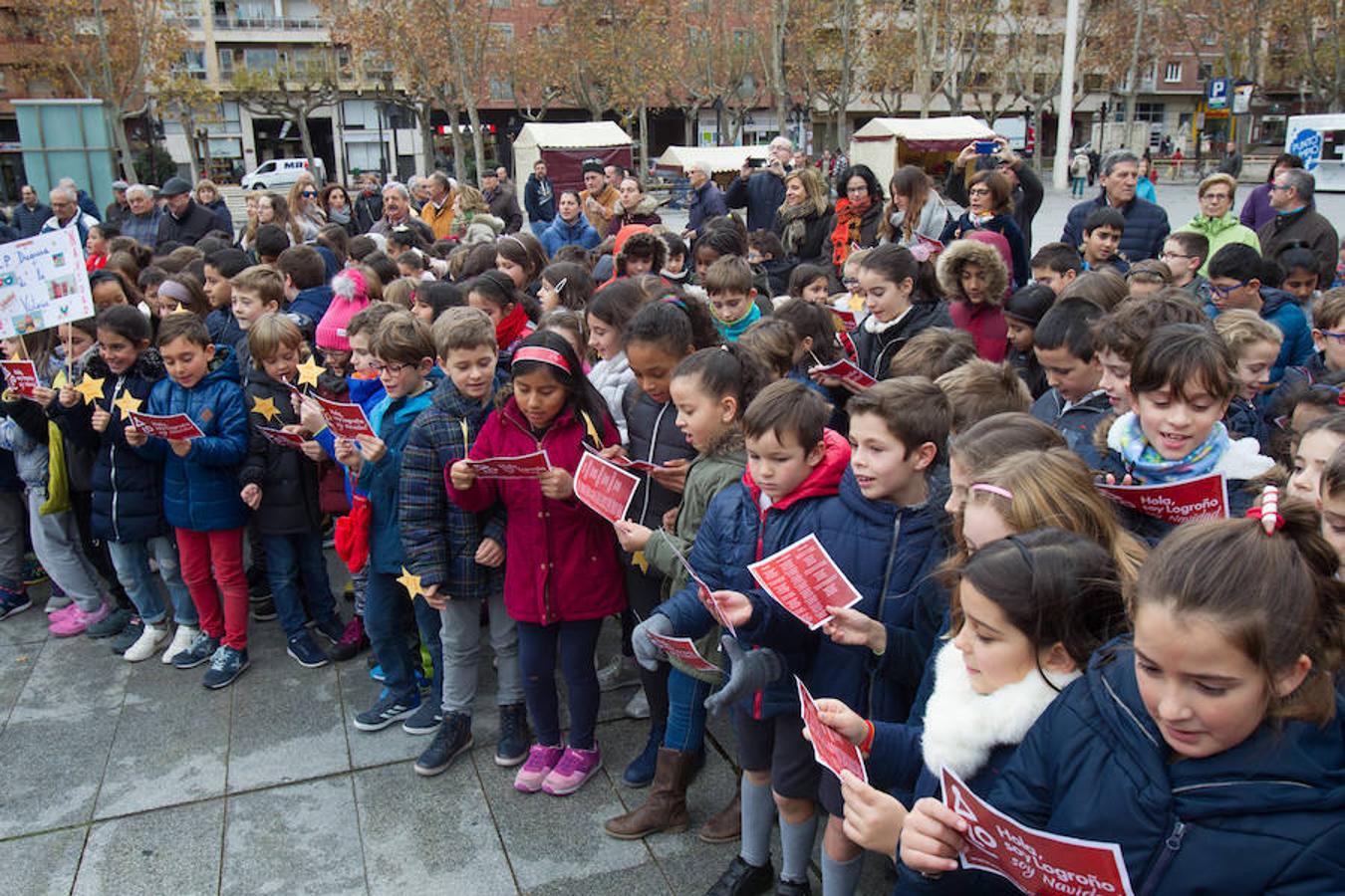 La alcaldesa de la capital riojana, Concepción Gamarra, ha felicitado hoy la Navidad a los logroñeses en la inauguración del Belén monumental situado en la plaza del Consistorio en la que han participado 220 niños de los colegios Compañía de María, San Francisco, Duquesa de la Victoria y Adoratrices, acompañados por la Banda de Música de Logroño.