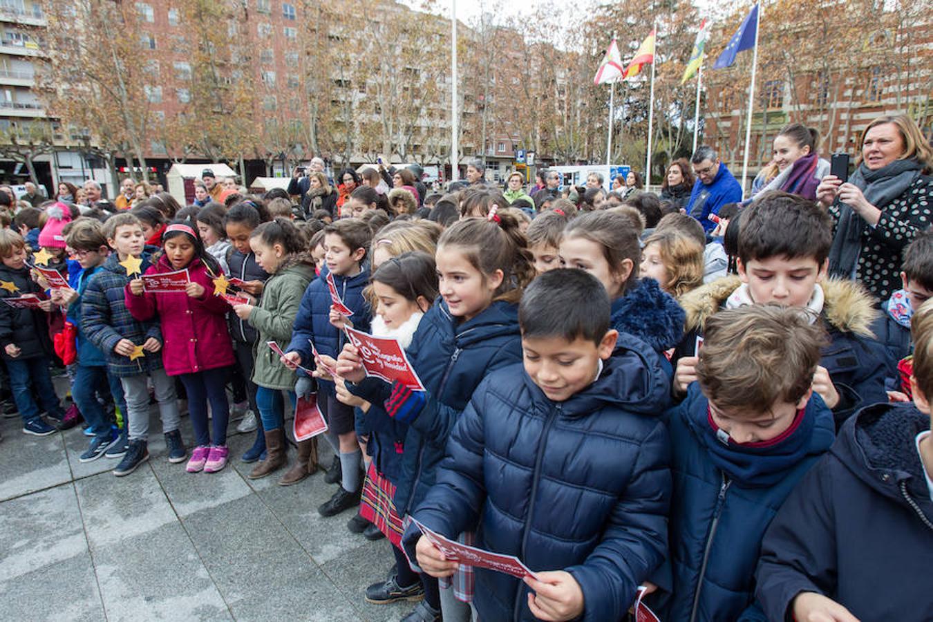 La alcaldesa de la capital riojana, Concepción Gamarra, ha felicitado hoy la Navidad a los logroñeses en la inauguración del Belén monumental situado en la plaza del Consistorio en la que han participado 220 niños de los colegios Compañía de María, San Francisco, Duquesa de la Victoria y Adoratrices, acompañados por la Banda de Música de Logroño.