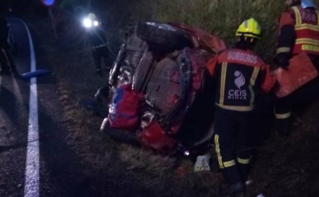 Un herido al volcar su coche en la carretera que une Santa Coloma y Castroviejo