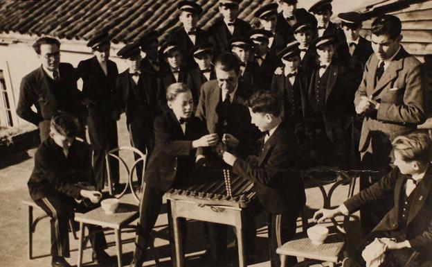 Imagen principal - Arriba, niños ensayando en los años 30 y, abajo, el sorteo del 91.