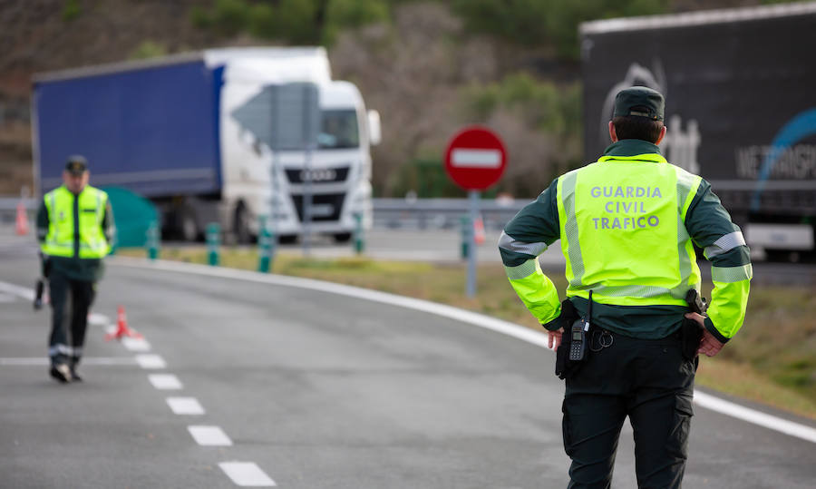 Los agentes de Tráfico sostienen que ha crecido la sensibilización sobre los efectos del alcohol, pero no se tiene la misma sensación con las drogas, un aspecto sobre el que hay que trabajar.