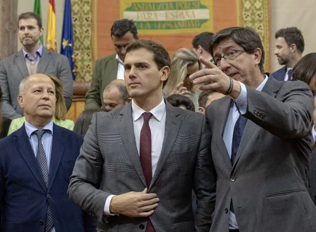 Albert Rivera y Juan Marín, ayer en un acto en Sevilla junto a los diputados autonómicos de Ciudadanos. :: Julio Muñoz / efe