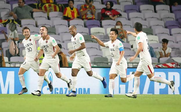 Los jugadores del Kashima celebran la victoria. 