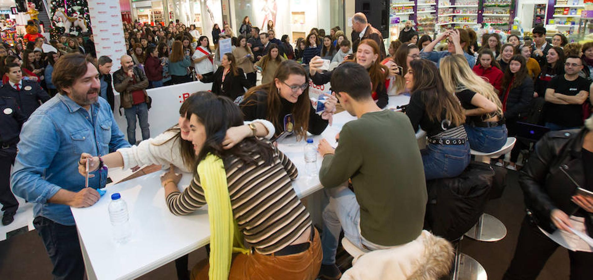 África, Dave, María y Marta, miembros del equipo de cantantes del programa Operación Triunfo se han dado una vuelta esta mañana por Logroño para firmar los discos del programa en plena campaña promocional de Media Markt.