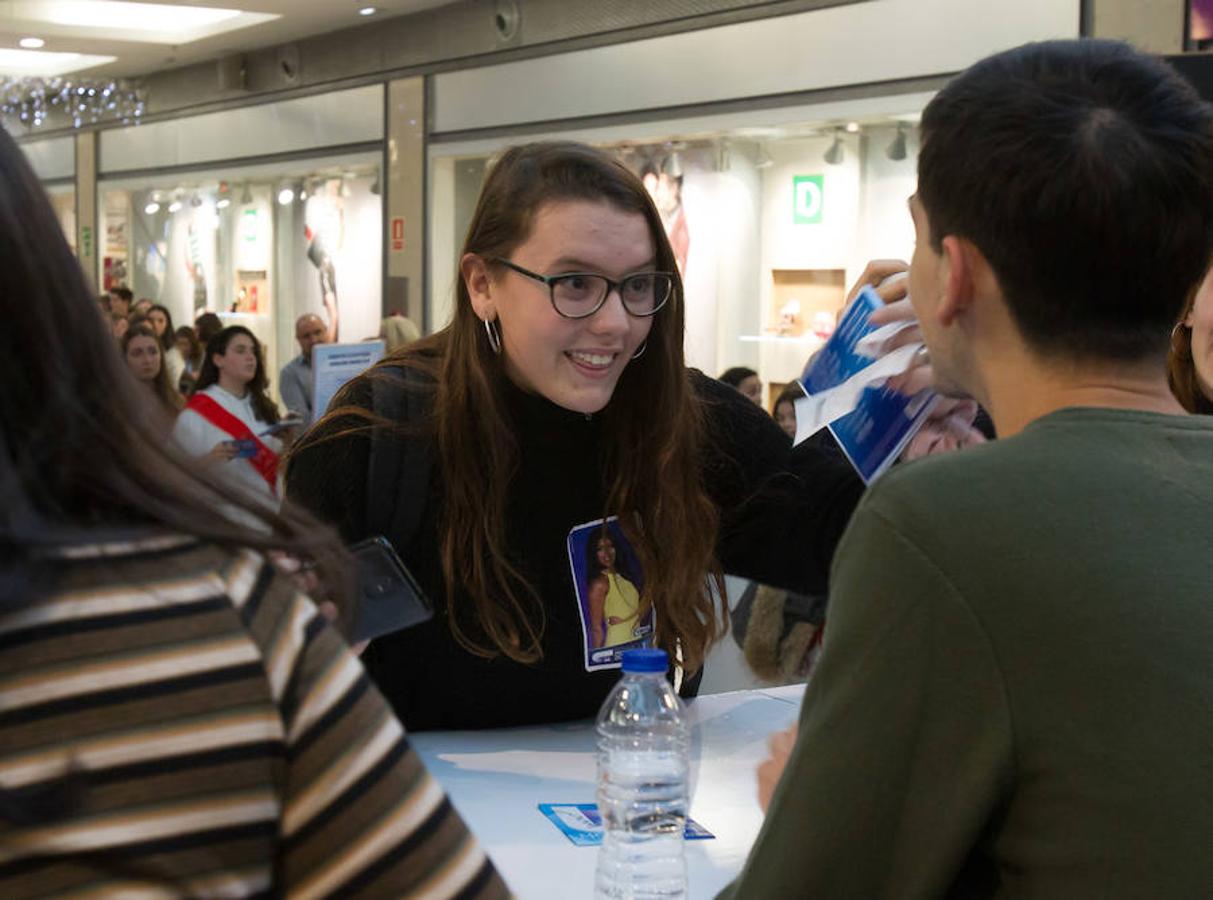 África, Dave, María y Marta, miembros del equipo de cantantes del programa Operación Triunfo se han dado una vuelta esta mañana por Logroño para firmar los discos del programa en plena campaña promocional de Media Markt.