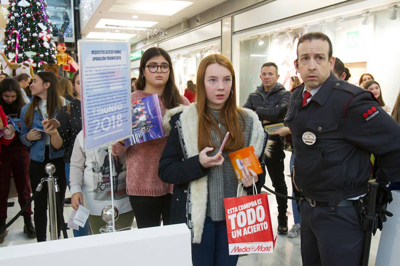 África, Dave, María y Marta, miembros del equipo de cantantes del programa Operación Triunfo se han dado una vuelta esta mañana por Logroño para firmar los discos del programa en plena campaña promocional de Media Markt.