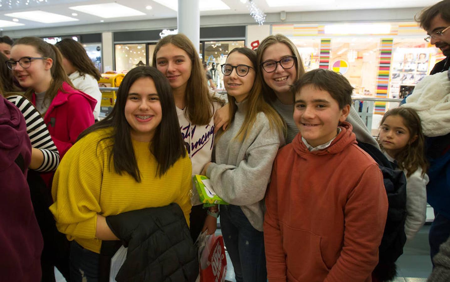 África, Dave, María y Marta, miembros del equipo de cantantes del programa Operación Triunfo se han dado una vuelta esta mañana por Logroño para firmar los discos del programa en plena campaña promocional de Media Markt.