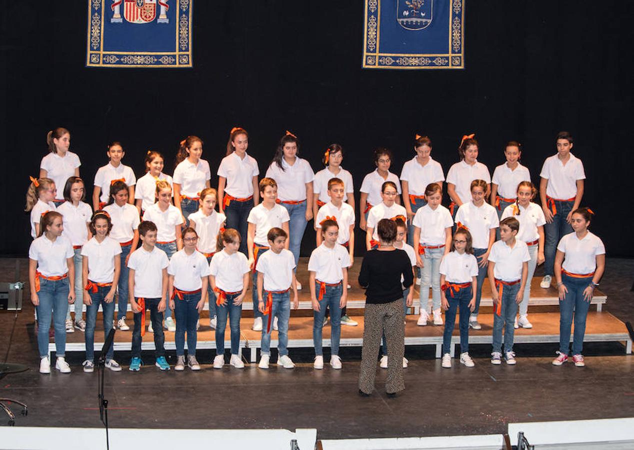 Niños y mayores lo han pasado de maravilla esta tarde con motivo del concurso de villancicos que se ha celebtrado en Santo Domingo de la Calzada. 