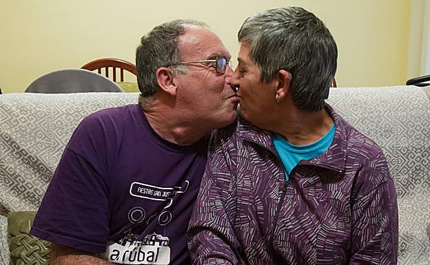 Ángel Gil y Pili González se dan un beso. 