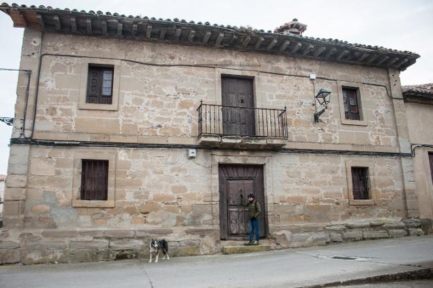 Mónica Bertó, en la puerta de la casona que han comprado. :: 