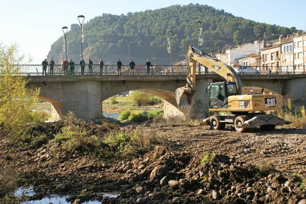 Retirada de la grava acumulada aguas abajo del puente de piedra, el pasado año. 