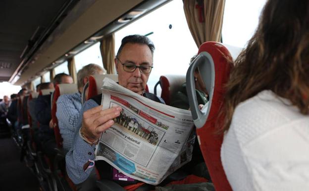 Los participantes hacen la ruta fotográfica en autobús .