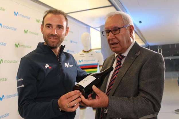 Alejandro Valverde posa junto a José Mª Sánchez Antón y una botella de Vega Bella. 