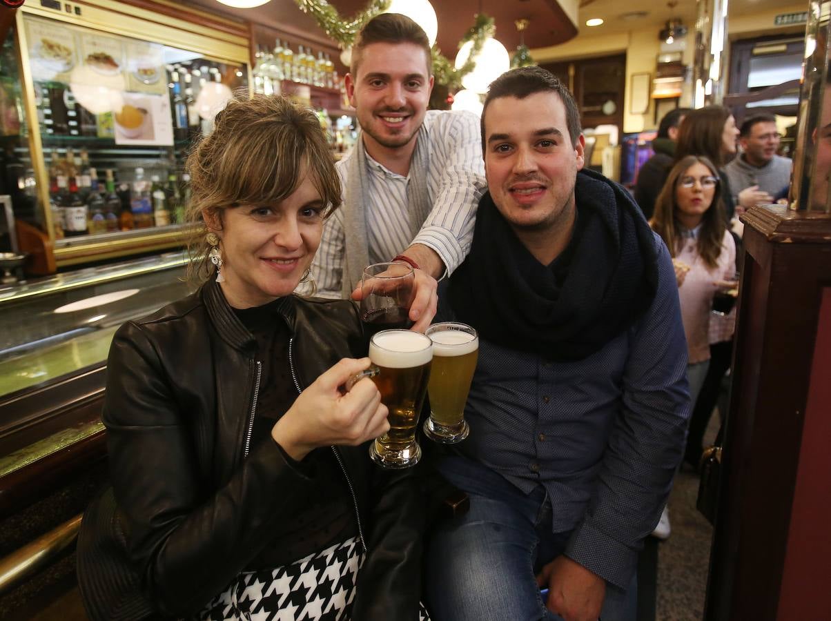 Afiliados y amigos se reunieron ayer en el Café Moderno para celebrar el comienzo de las fiestas de Navidad.