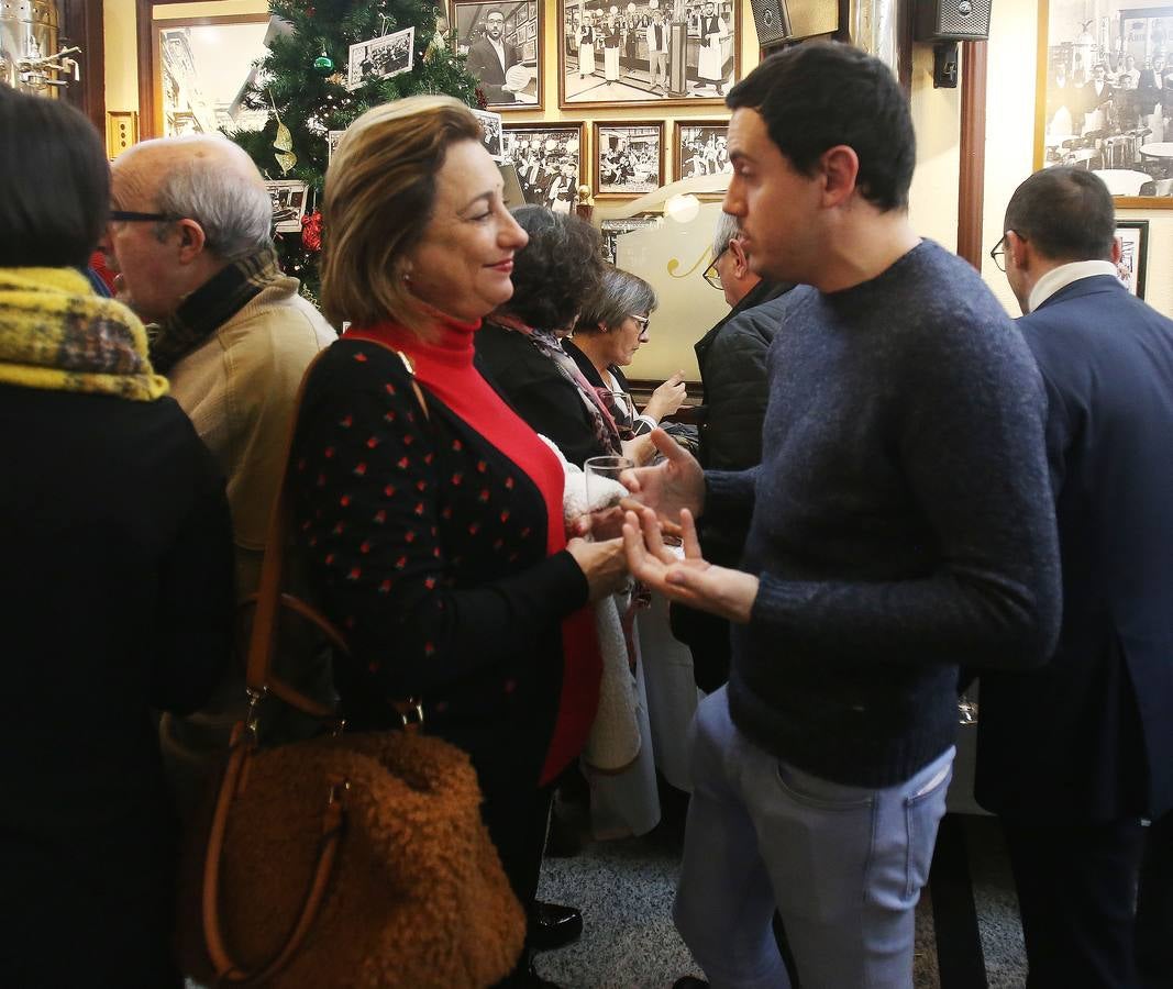 Afiliados y amigos se reunieron ayer en el Café Moderno para celebrar el comienzo de las fiestas de Navidad.
