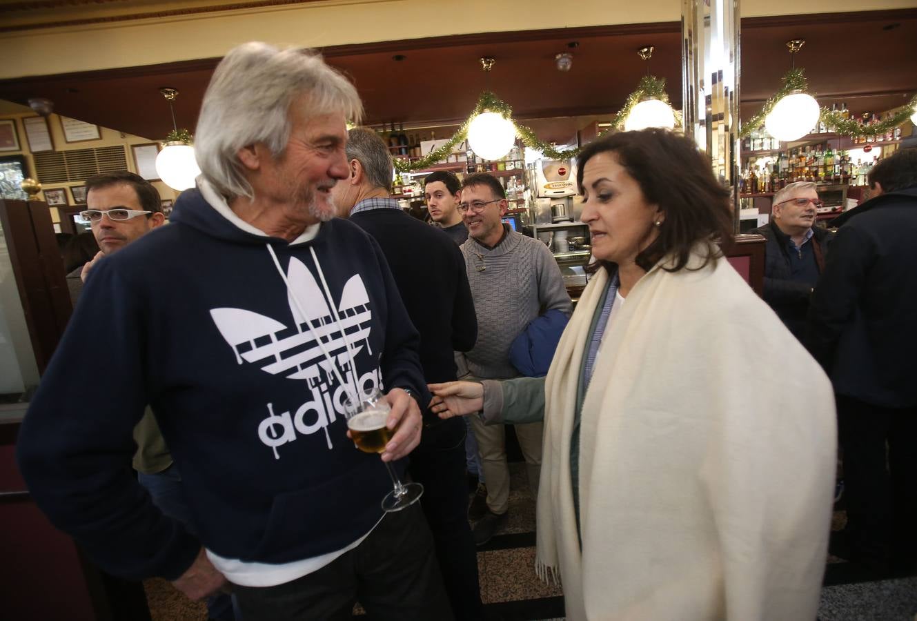 Afiliados y amigos se reunieron ayer en el Café Moderno para celebrar el comienzo de las fiestas de Navidad.