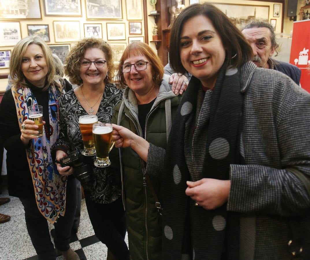 Afiliados y amigos se reunieron ayer en el Café Moderno para celebrar el comienzo de las fiestas de Navidad.