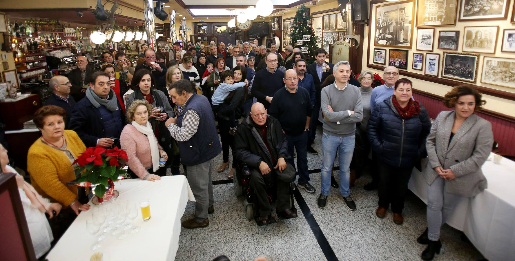 Afiliados y amigos se reunieron ayer en el Café Moderno para celebrar el comienzo de las fiestas de Navidad.