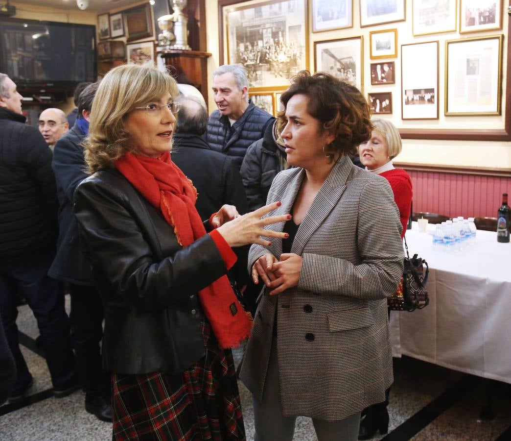 Afiliados y amigos se reunieron ayer en el Café Moderno para celebrar el comienzo de las fiestas de Navidad.