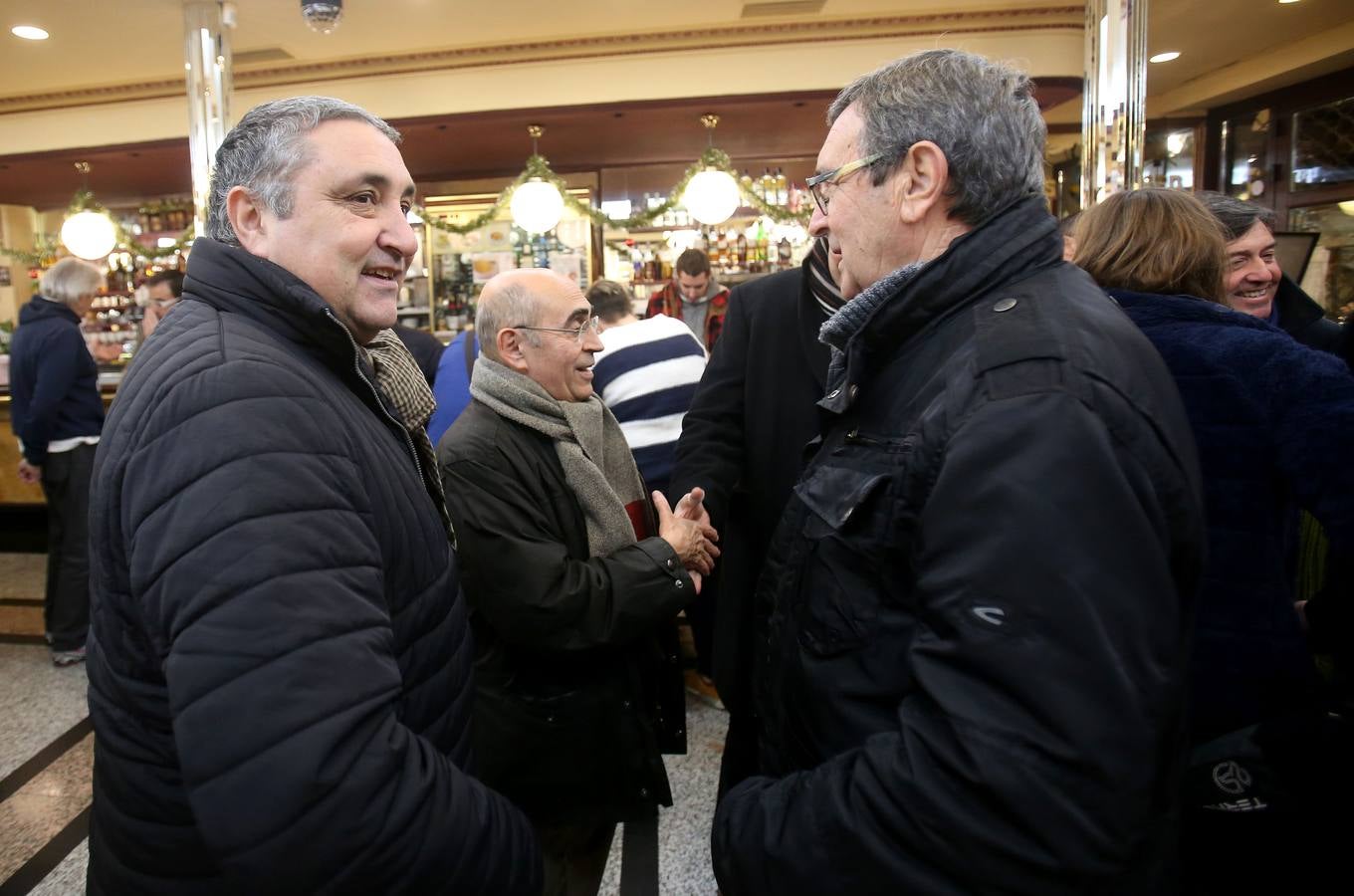 Afiliados y amigos se reunieron ayer en el Café Moderno para celebrar el comienzo de las fiestas de Navidad.