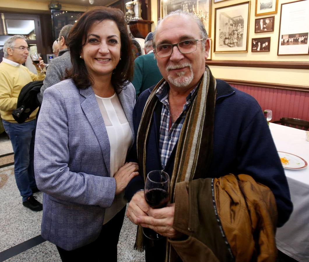 Afiliados y amigos se reunieron ayer en el Café Moderno para celebrar el comienzo de las fiestas de Navidad.
