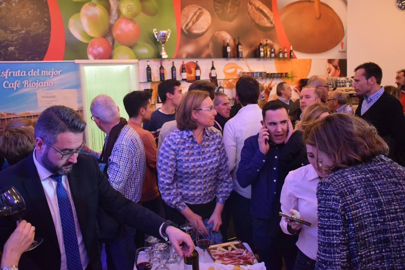 El PP celebra la Navidad brindando con Rioja en la cafetería del Ayuntamiento de Logroño.