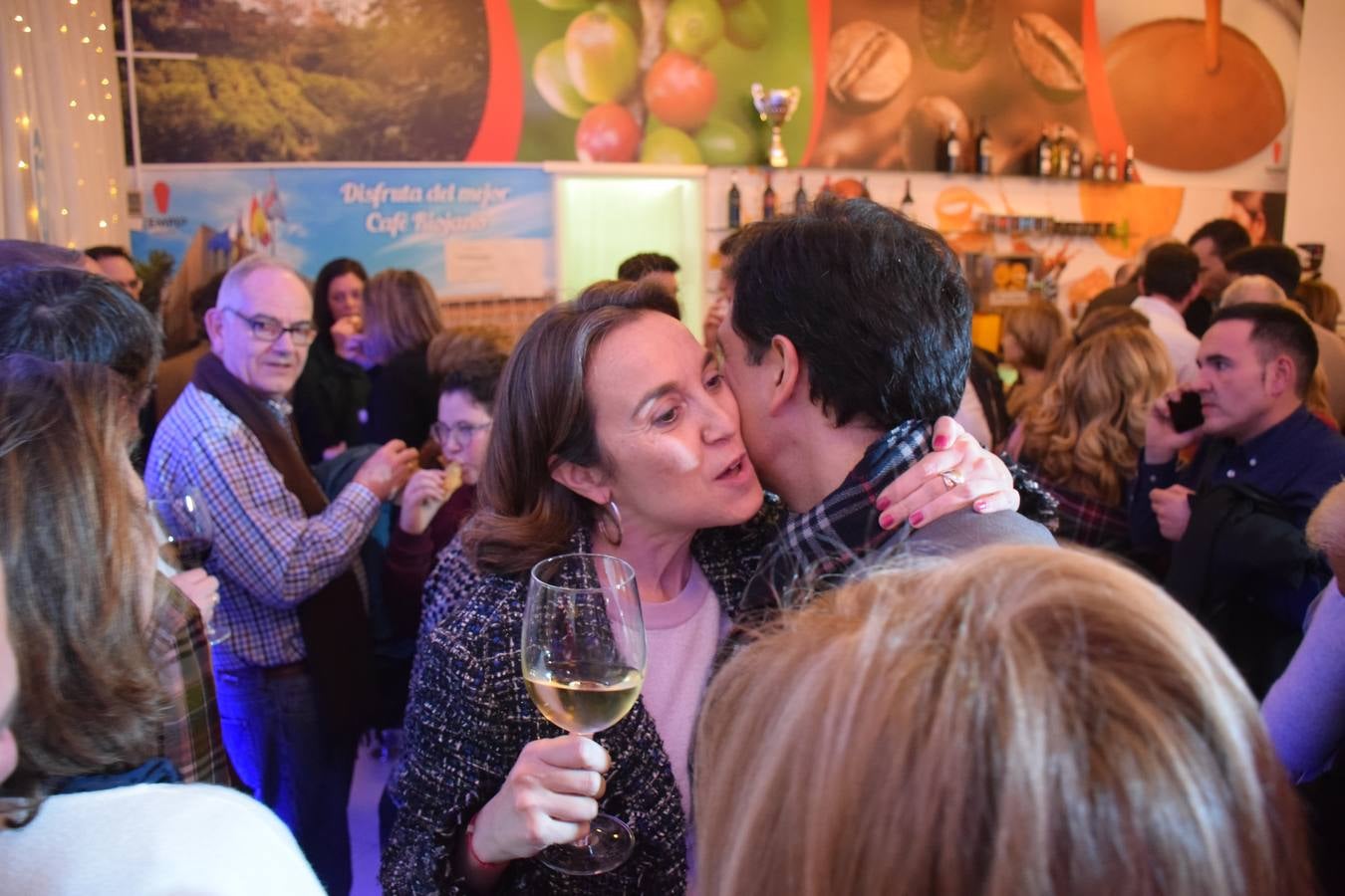 El PP celebra la Navidad brindando con Rioja en la cafetería del Ayuntamiento de Logroño.