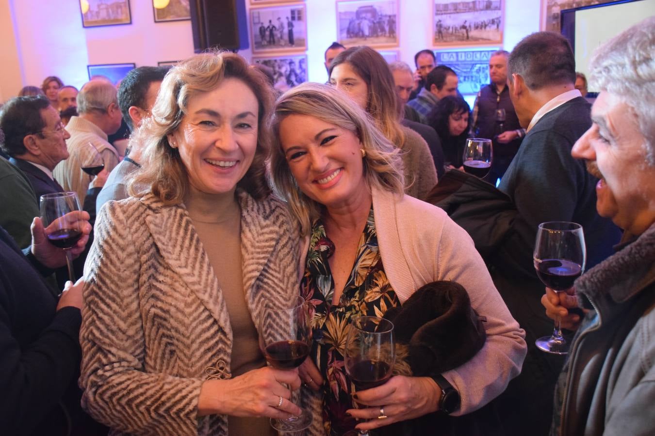 El PP celebra la Navidad brindando con Rioja en la cafetería del Ayuntamiento de Logroño.