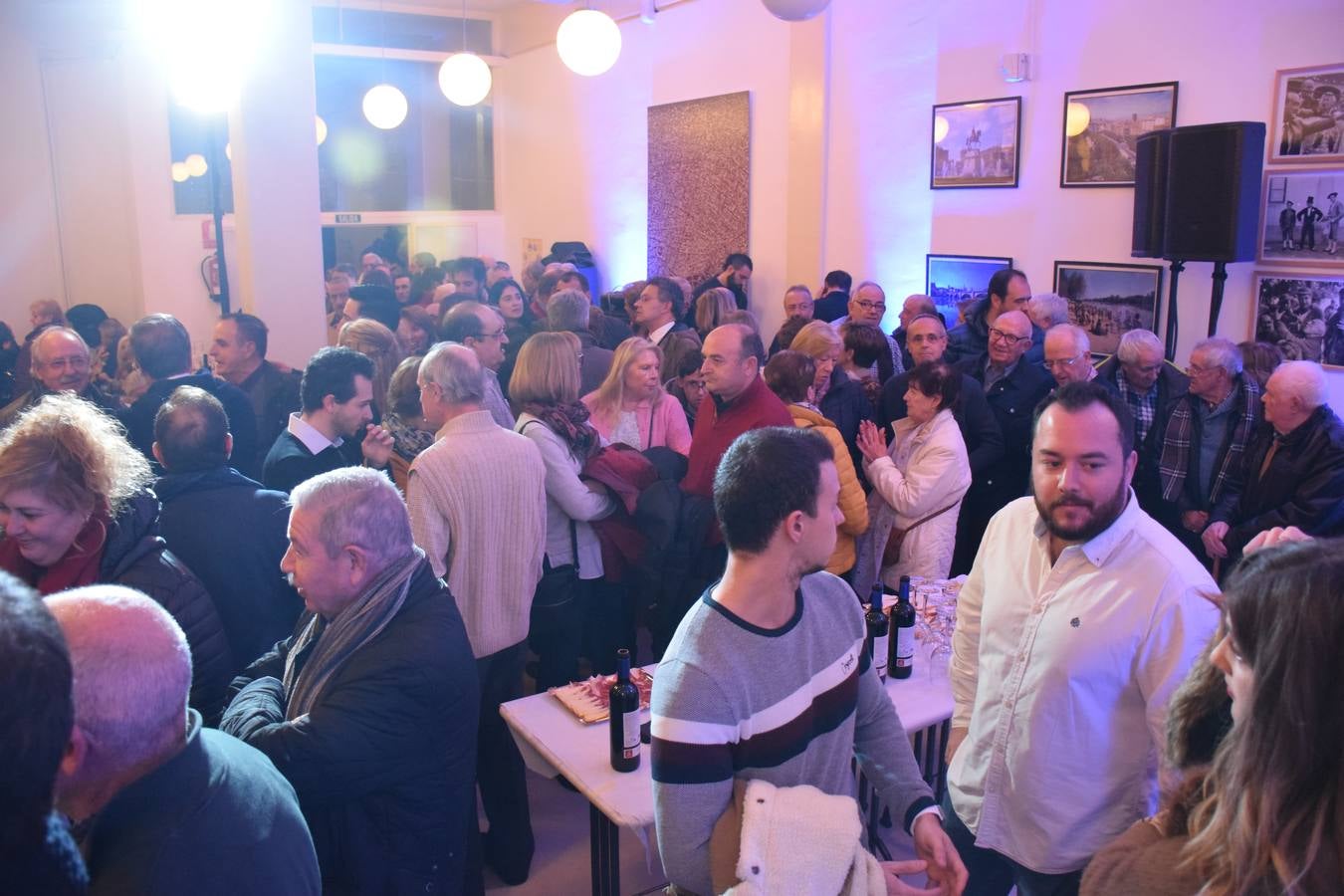 El PP celebra la Navidad brindando con Rioja en la cafetería del Ayuntamiento de Logroño.