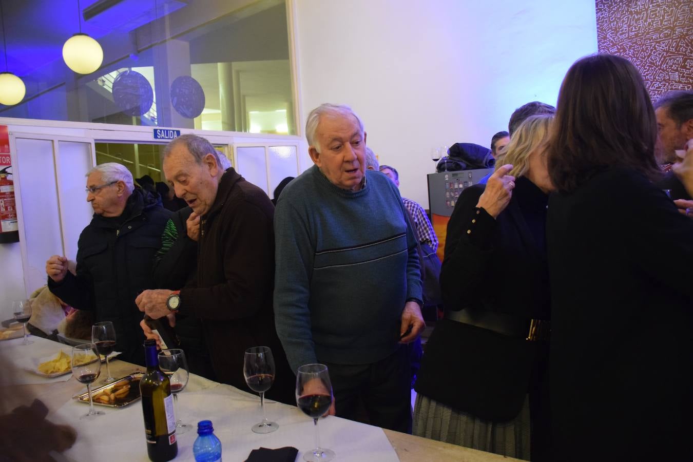 El PP celebra la Navidad brindando con Rioja en la cafetería del Ayuntamiento de Logroño.