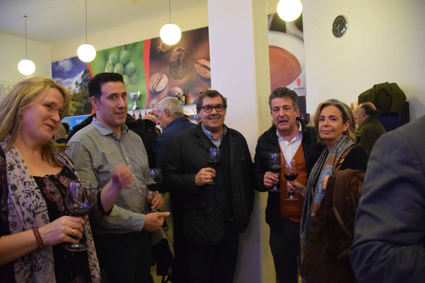 El PP celebra la Navidad brindando con Rioja en la cafetería del Ayuntamiento de Logroño.