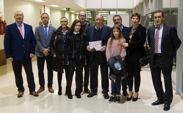 José Antonio Torrecilla, Eduardo Pérez, Ruth Turza, Marta Alegría, José Ángel Alegría, Elena Alegría, Ana Alegría, Emilio Villar y Sabino Fernández posan con el premiado José Ángel Alegría.