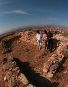 Imagen secundaria 2 - Vistas de Logroño desde el monte Cantabria, atletas corriendo por el entorno y ruinas medievales. 