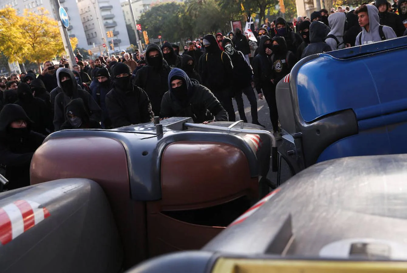 El presidente del Gobierno, Pedro Sánchez, preside este viernes el Consejo de Ministros en la Llotja de Mar de Barcelona. La ciudad condal vive una jornada de concentraciones y protestas de la mano de los CDR.