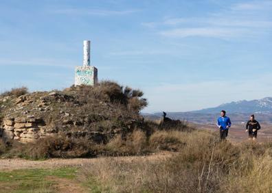 Imagen secundaria 1 - Vistas de Logroño desde el monte Cantabria, atletas corriendo por el entorno y ruinas medievales. 