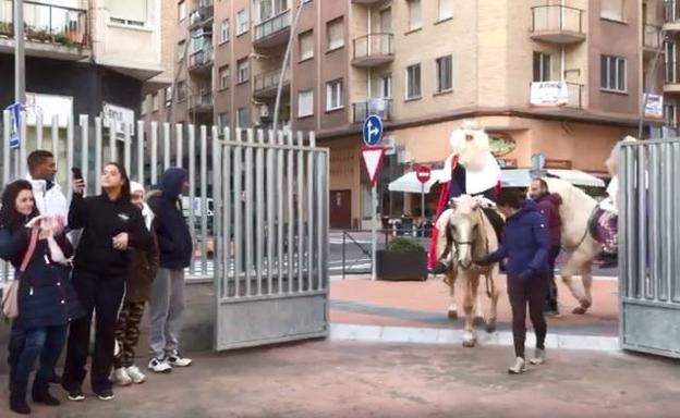 Los Reyes entran a caballo en el patio del colegio. 