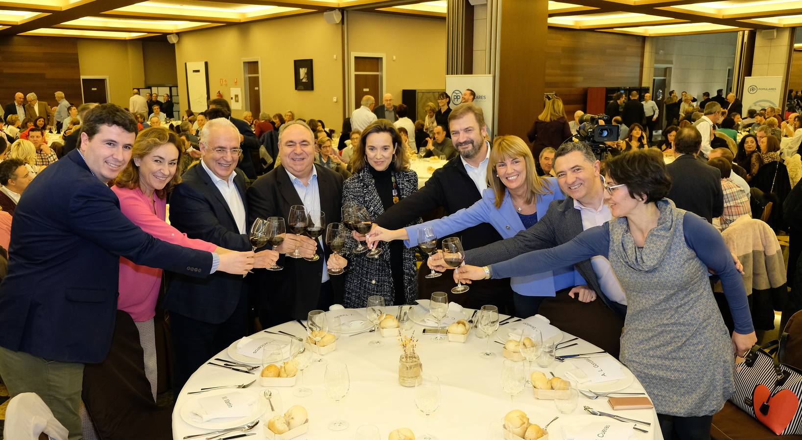 El PP riojano ha celebrado su tradicional cena de Navidad, con la presencia del presidente de La Rioja, José Ignacio Ceniceros, y la alcaldesa de Logroño, Cuca Gamarra.