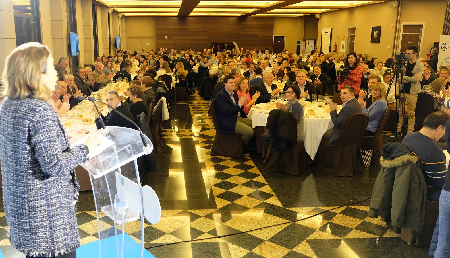 El PP riojano ha celebrado su tradicional cena de Navidad, con la presencia del presidente de La Rioja, José Ignacio Ceniceros, y la alcaldesa de Logroño, Cuca Gamarra.