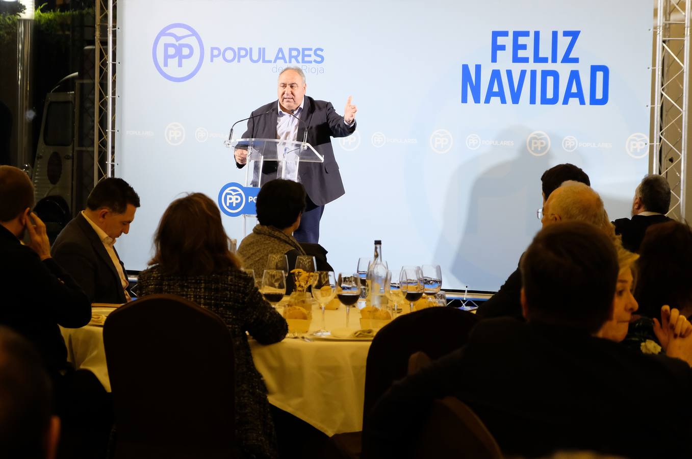 El PP riojano ha celebrado su tradicional cena de Navidad, con la presencia del presidente de La Rioja, José Ignacio Ceniceros, y la alcaldesa de Logroño, Cuca Gamarra.