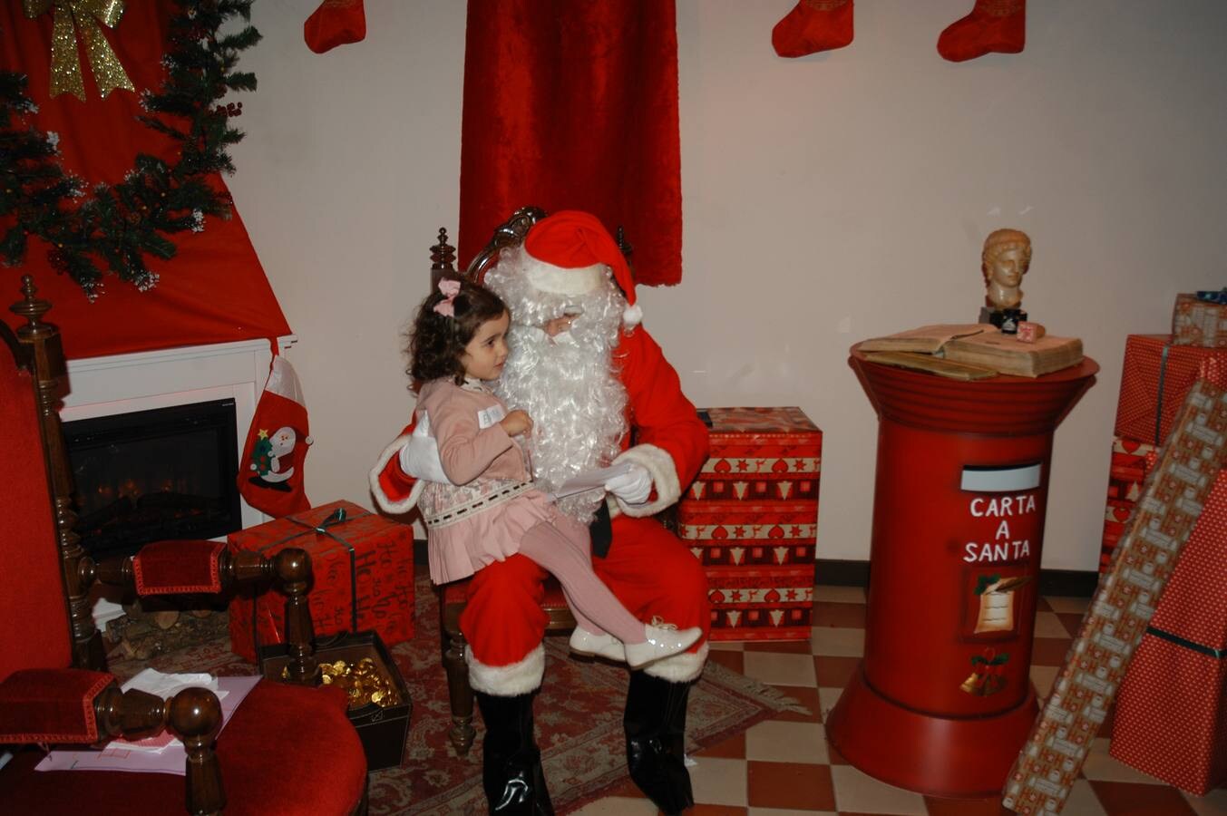 Diversas actividades han llenado estos días de espíritu navideño la localidad de Calahorra: belenes, música, Papá Noel, concurso de villancicos...