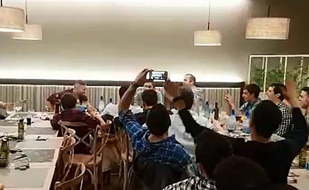 Jorge se apoya en su guitarra para dedicar una canción a sus compañeros de club. 