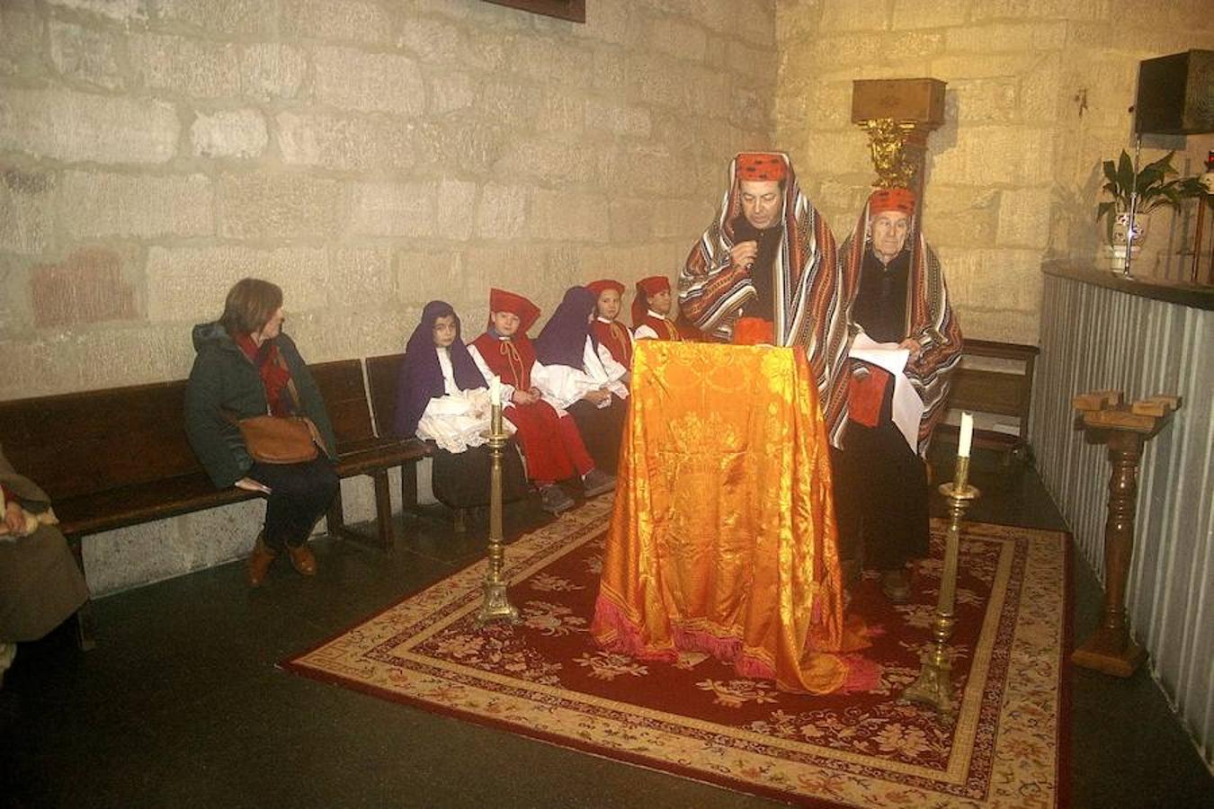 Cenicero ha revivido, como es tradición, la estampa navideña del portal de Belén. Los actores del pueblo han encarnado en la iglesia a los principales protagonistas del nacimiento.