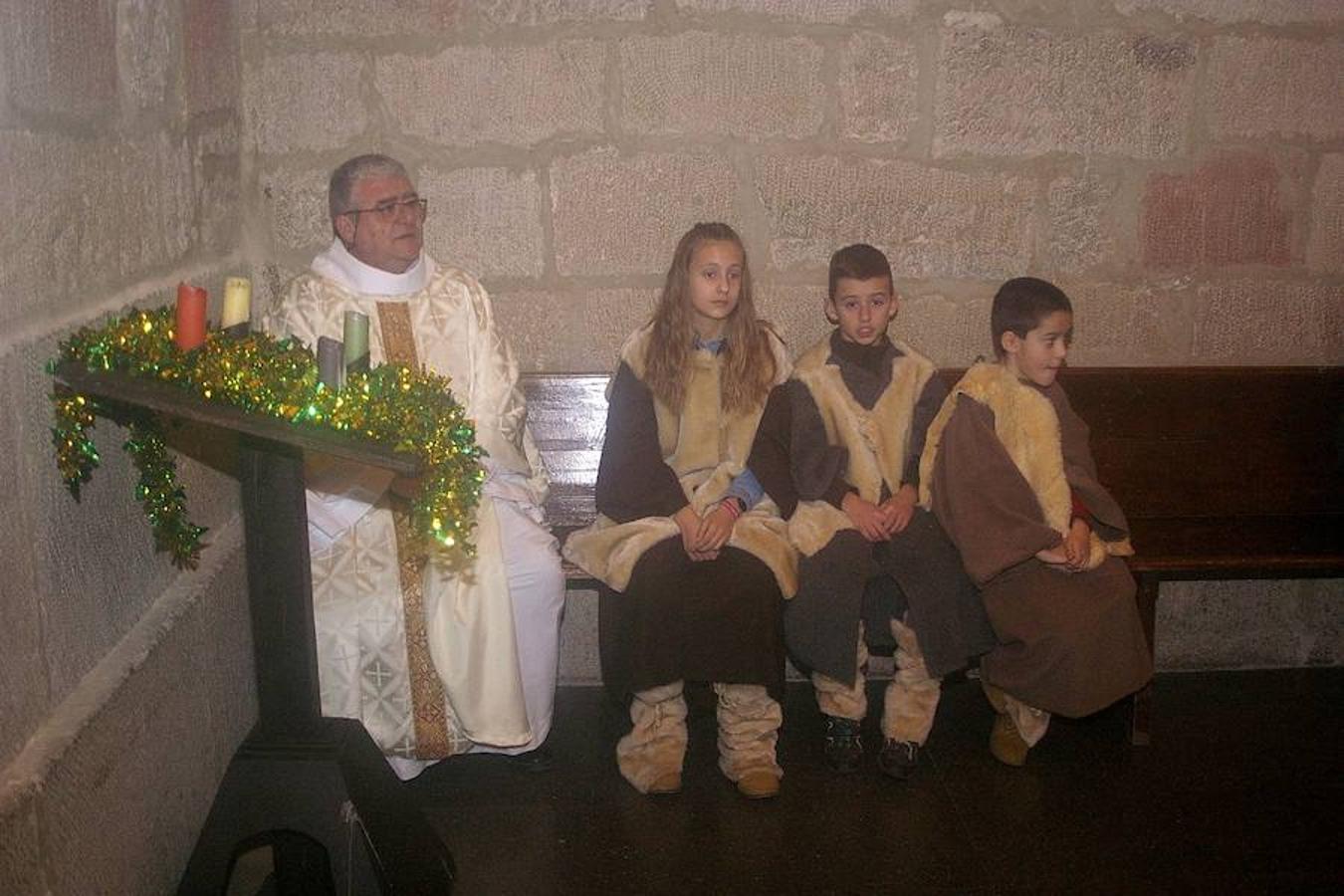 Cenicero ha revivido, como es tradición, la estampa navideña del portal de Belén. Los actores del pueblo han encarnado en la iglesia a los principales protagonistas del nacimiento.