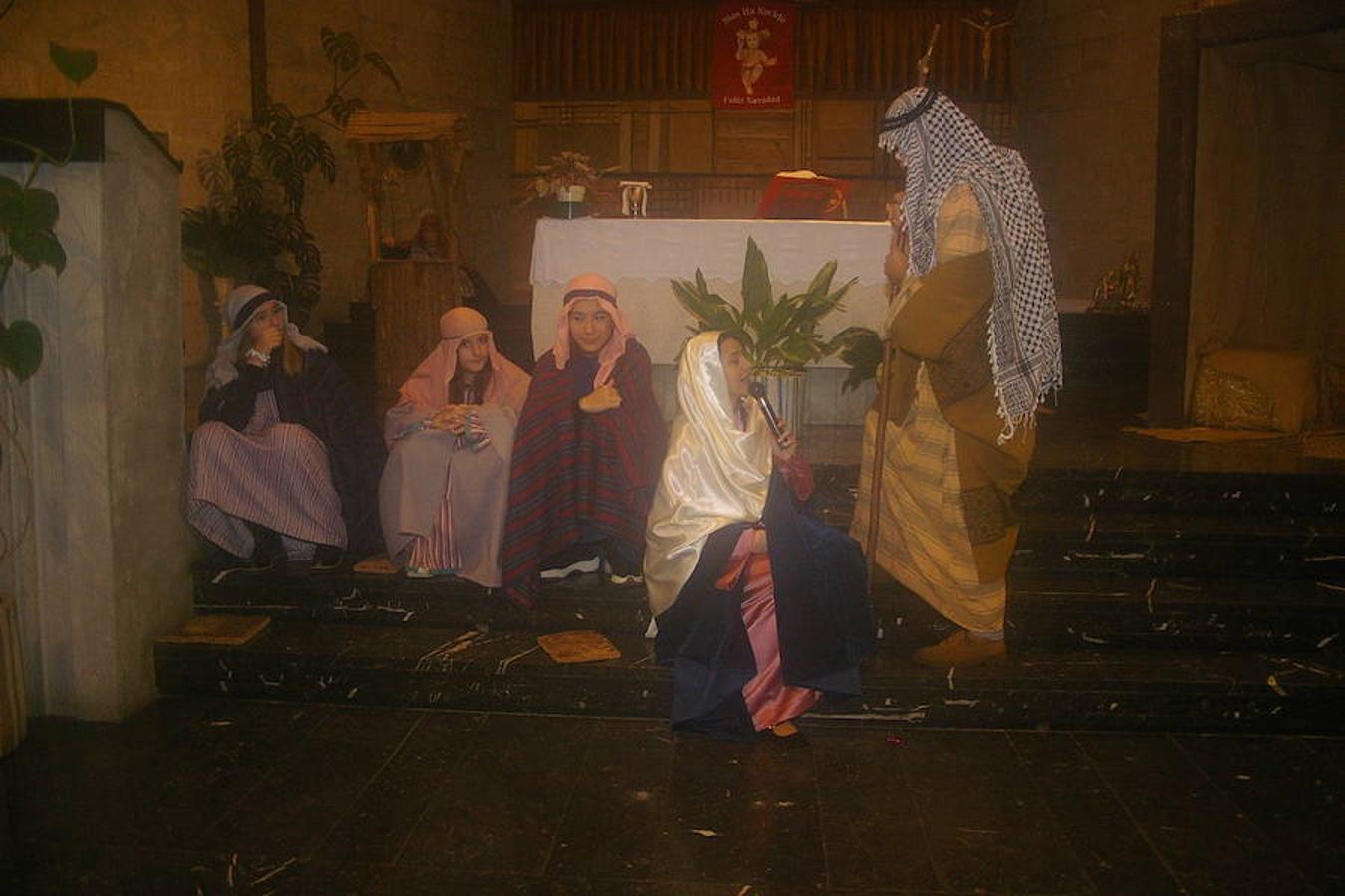 Cenicero ha revivido, como es tradición, la estampa navideña del portal de Belén. Los actores del pueblo han encarnado en la iglesia a los principales protagonistas del nacimiento.