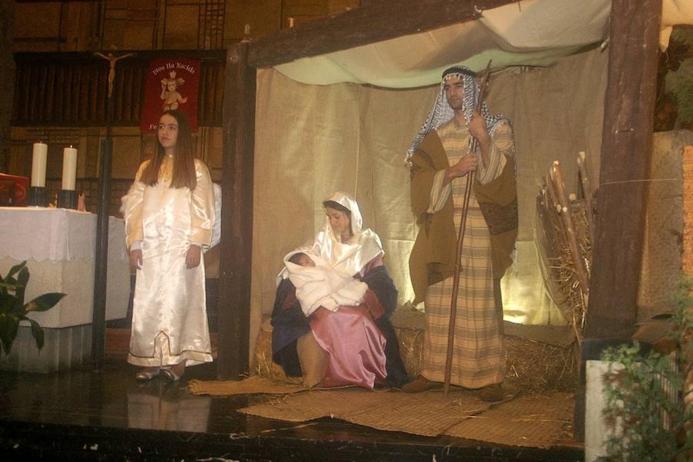 Cenicero ha revivido, como es tradición, la estampa navideña del portal de Belén. Los actores del pueblo han encarnado en la iglesia a los principales protagonistas del nacimiento.