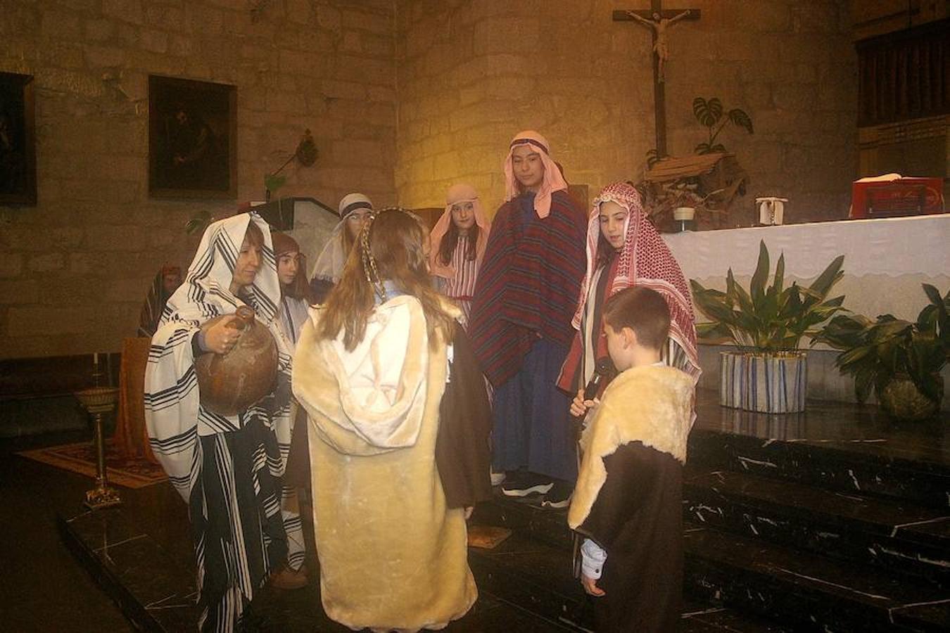 Cenicero ha revivido, como es tradición, la estampa navideña del portal de Belén. Los actores del pueblo han encarnado en la iglesia a los principales protagonistas del nacimiento.