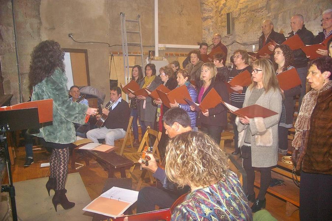 Cenicero ha revivido, como es tradición, la estampa navideña del portal de Belén. Los actores del pueblo han encarnado en la iglesia a los principales protagonistas del nacimiento.