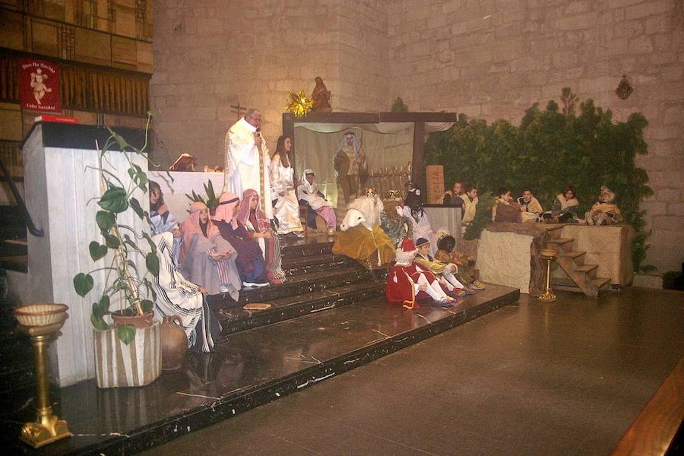 Cenicero ha revivido, como es tradición, la estampa navideña del portal de Belén. Los actores del pueblo han encarnado en la iglesia a los principales protagonistas del nacimiento.